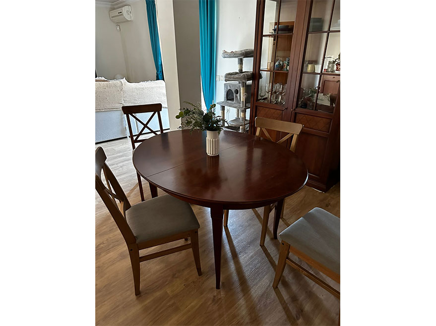 Lacado de mesa de comedor con sus cuatro sillas