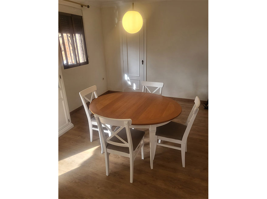Lacado de mesa de comedor con sus cuatro sillas