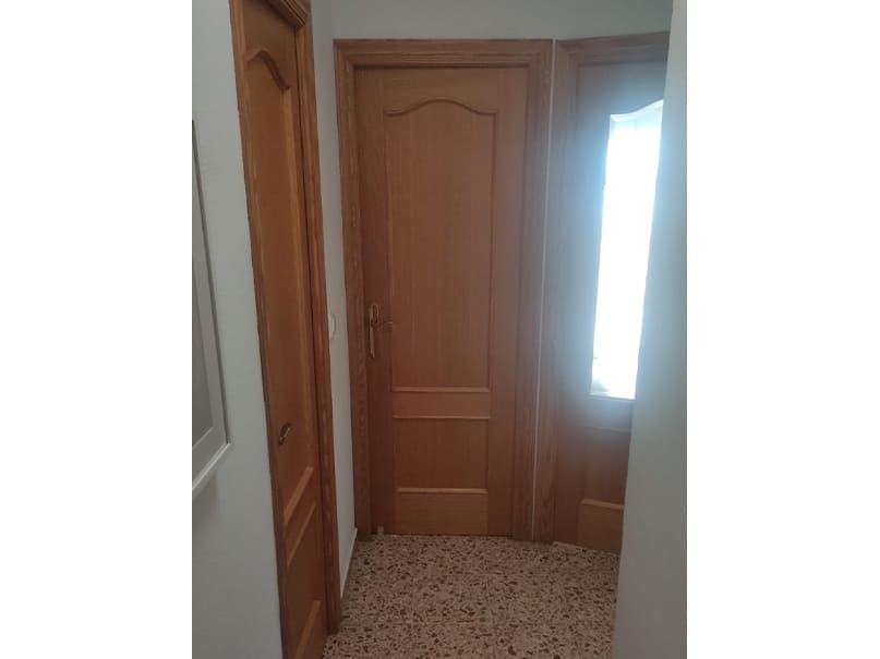 Transformación de puertas de madera de roble a blanco elegante