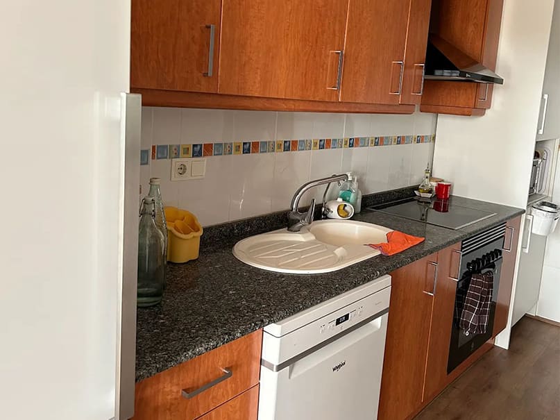 Renovación de cocina: de madera clásica a blanco moderno