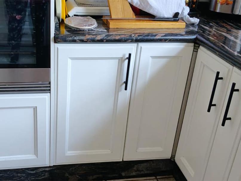 Transformación de muebles bajos de cocina lacados en verde RAL 6021