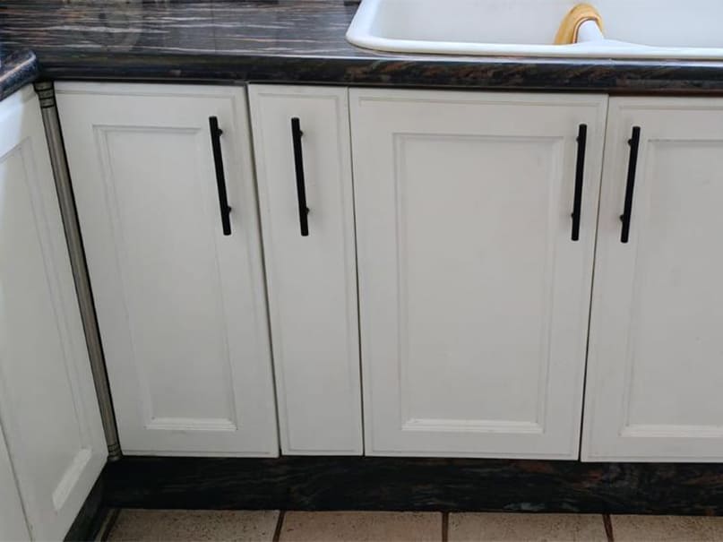 Transformación de muebles bajos de cocina lacados en verde RAL 6021