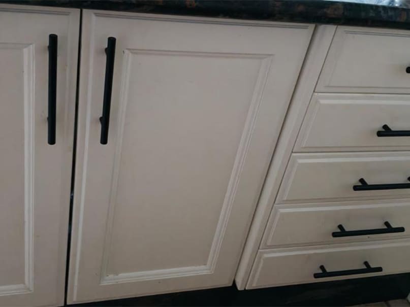 Transformación de muebles bajos de cocina lacados en verde RAL 6021