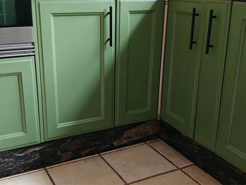 Transformación de muebles bajos de cocina lacados en verde RAL 6021