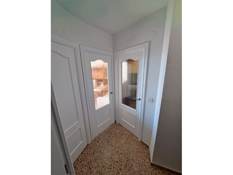 Transformación de puertas de madera de roble a blanco elegante