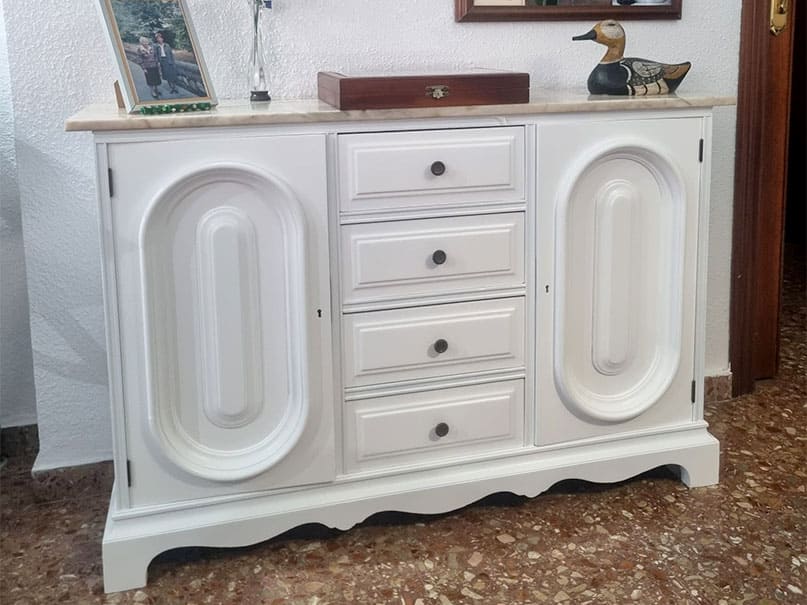 Aparador de entrada renovado con lacado blanco para un recibidor más luminoso