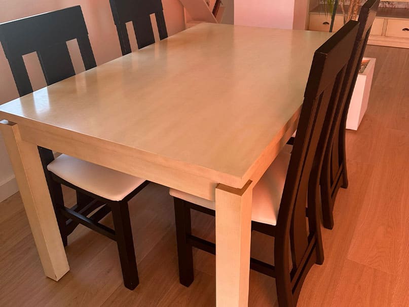 Mesa y sillas renovadas con lacado blanco para un comedor más luminoso