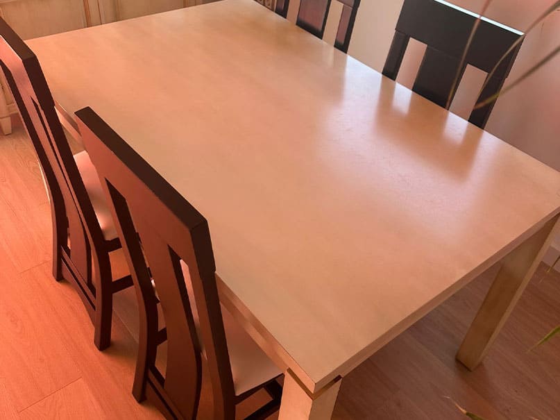 Mesa y sillas renovadas con lacado blanco para un comedor más luminoso