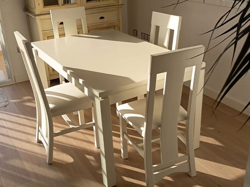 Mesa y sillas renovadas con lacado blanco para un comedor más luminoso