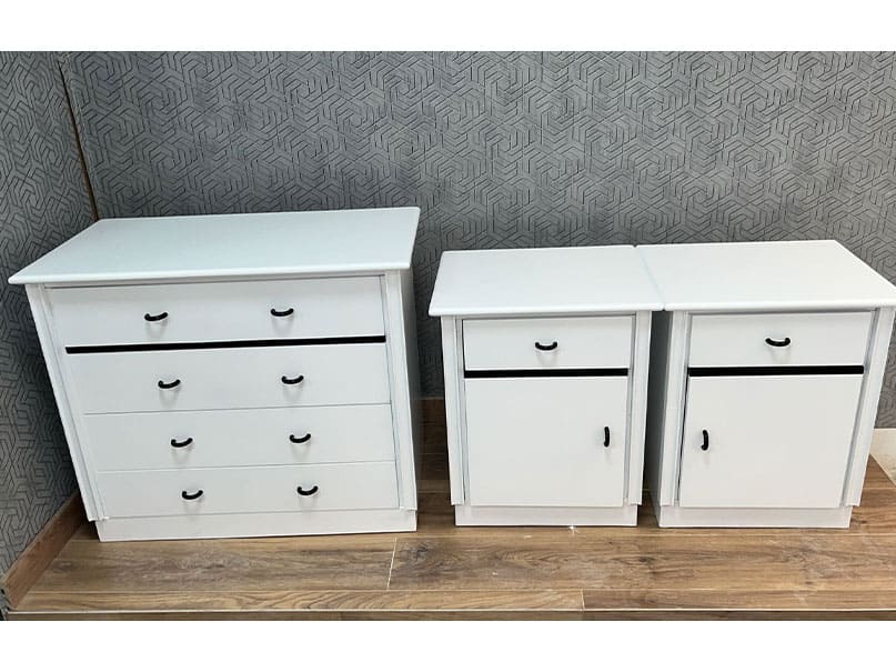 Cómoda y mesitas renovadas en blanco satinado: elegancia y frescura atemporal.