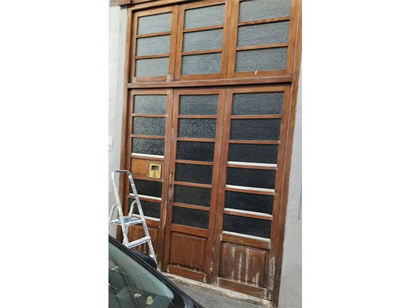 Puerta de entrada restaurada: carácter y distinción para tu hogar