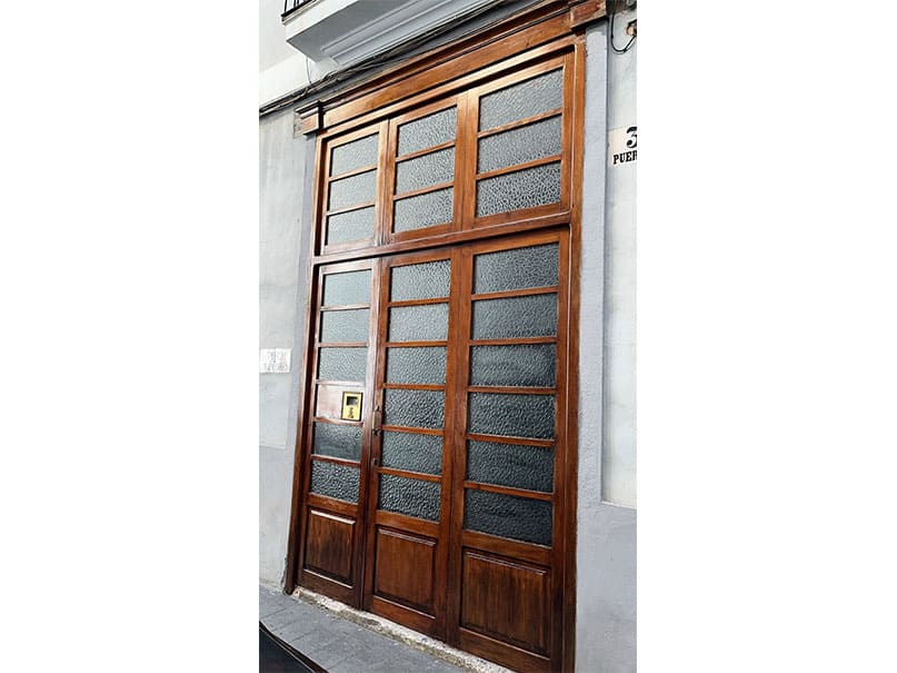 Puerta de entrada restaurada: carácter y distinción para tu hogar