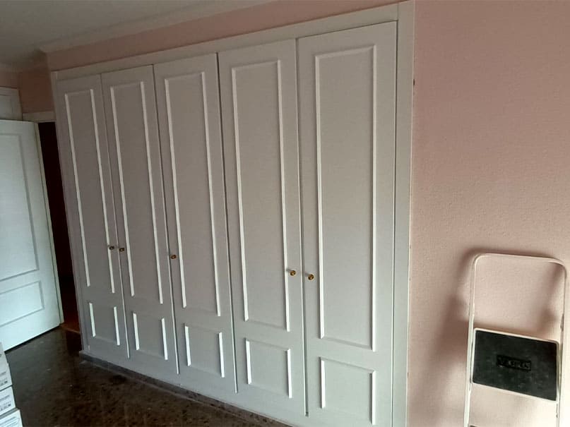 Armario de 5 puertas: Del clasicismo de la madera a la luminosidad del blanco puro