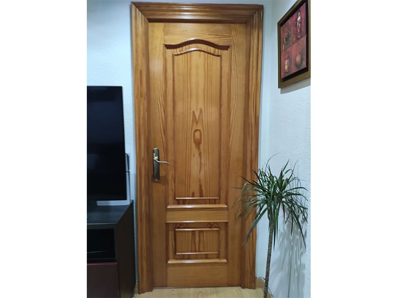 Transformación de puertas de madera de pino a blanco elegante