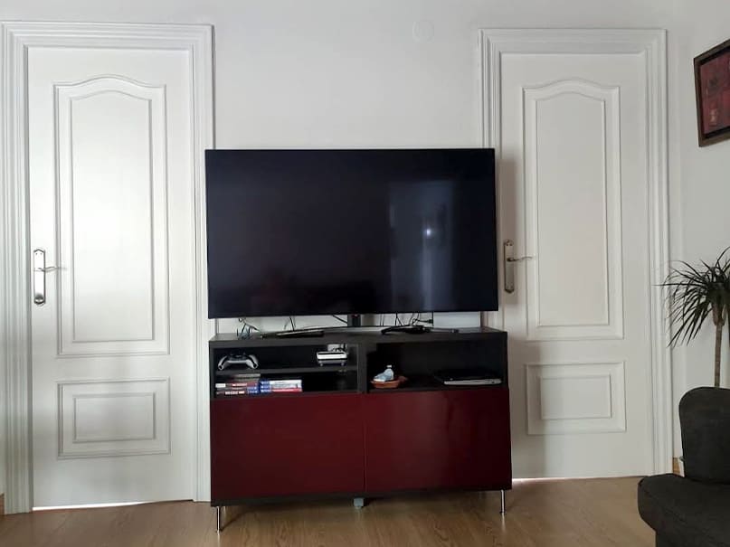 Transformación de puertas de madera de pino a blanco elegante