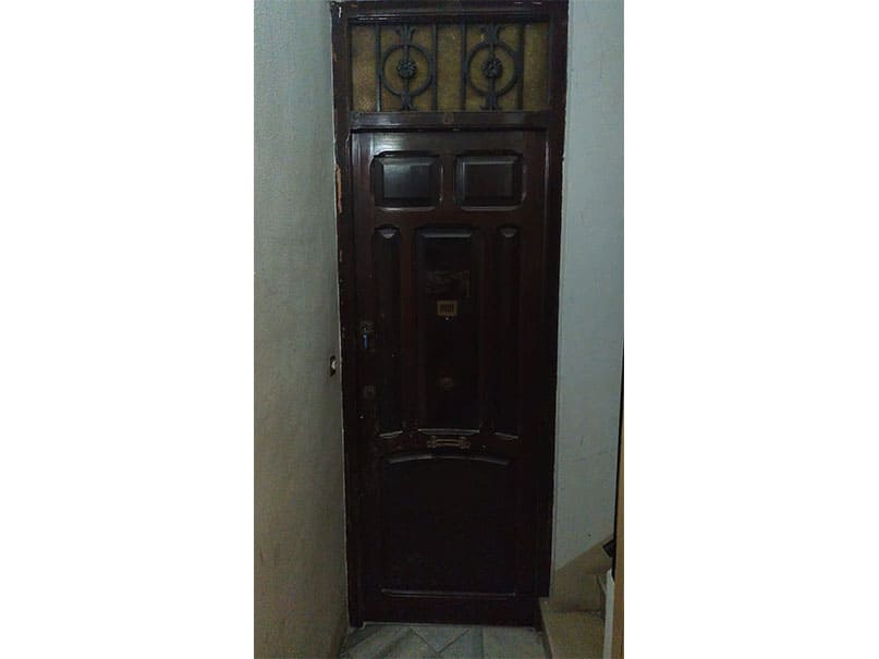 De unas puertas antiguas a una entrada renovada
