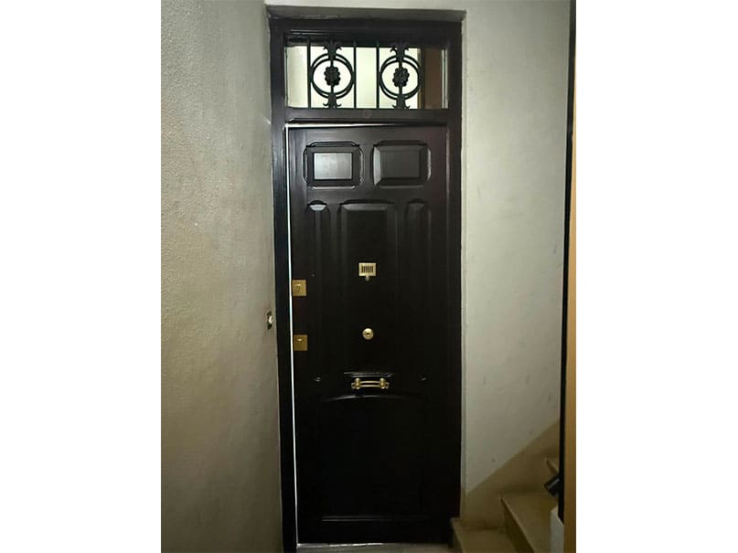 De unas puertas antiguas a una entrada renovada