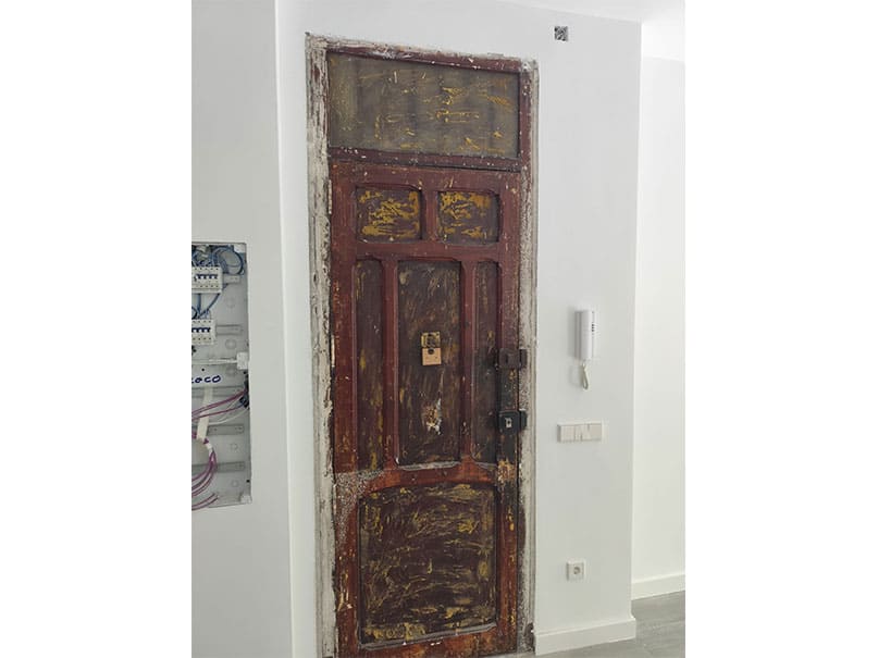 De unas puertas antiguas a una entrada renovada