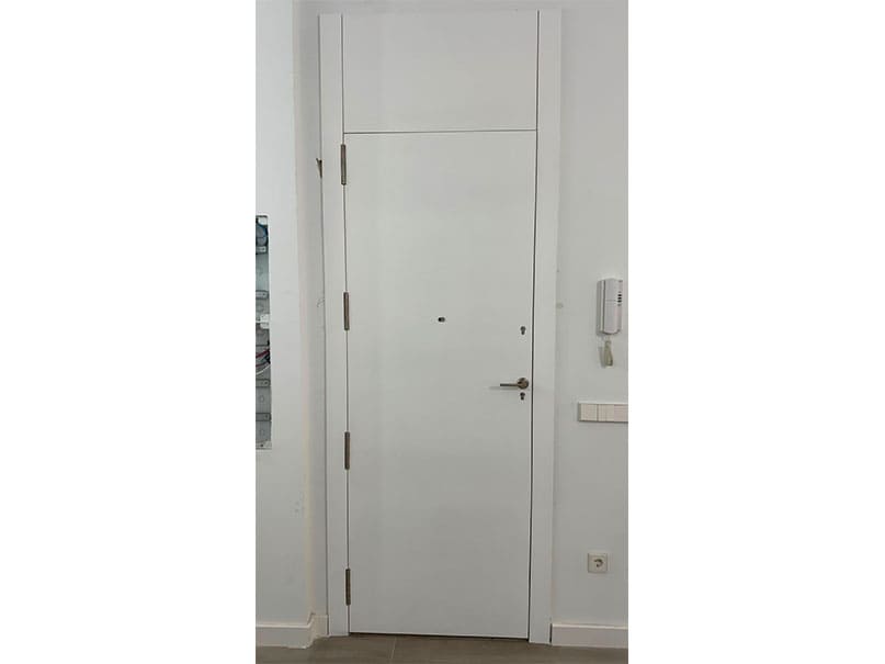 De unas puertas antiguas a una entrada renovada