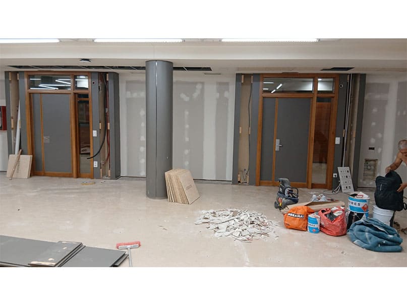Renovación de puertas en la Universidad CEU Cardenal Herrera