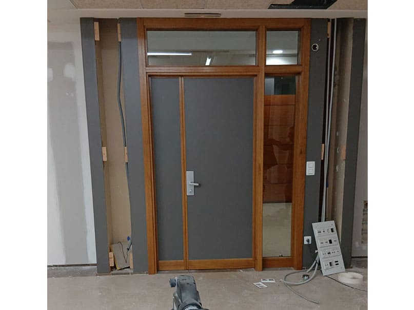 Renovación de puertas en la Universidad CEU Cardenal Herrera